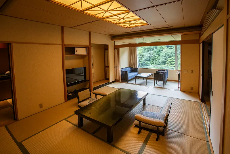 高級温泉旅館の客室