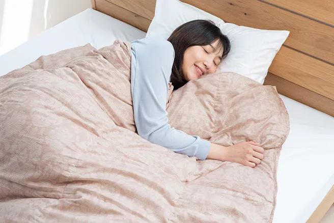 ふとんで眠る女性