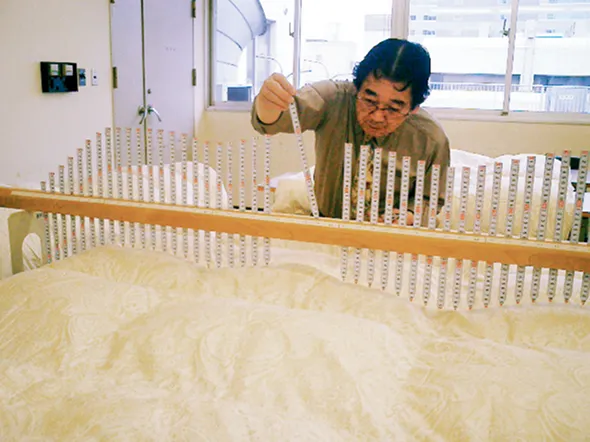 寝具の性能を測定する研究員